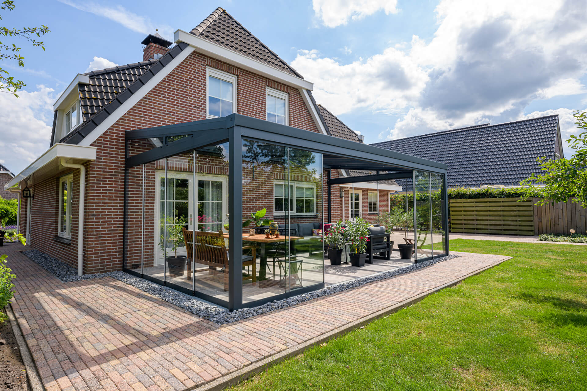 aluminium-veranda-schuin-dak-inthout-sierconstructies