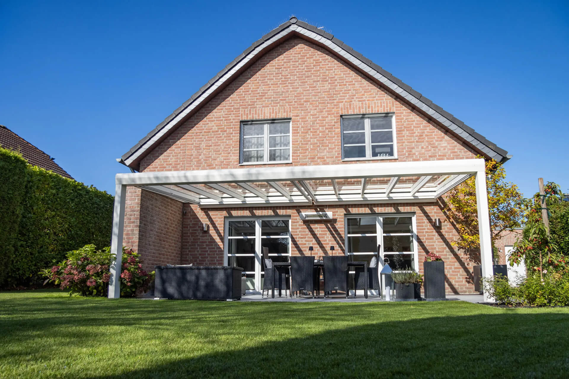 aluminium-veranda-schuin-dak-topline-inthout-sierconstructies