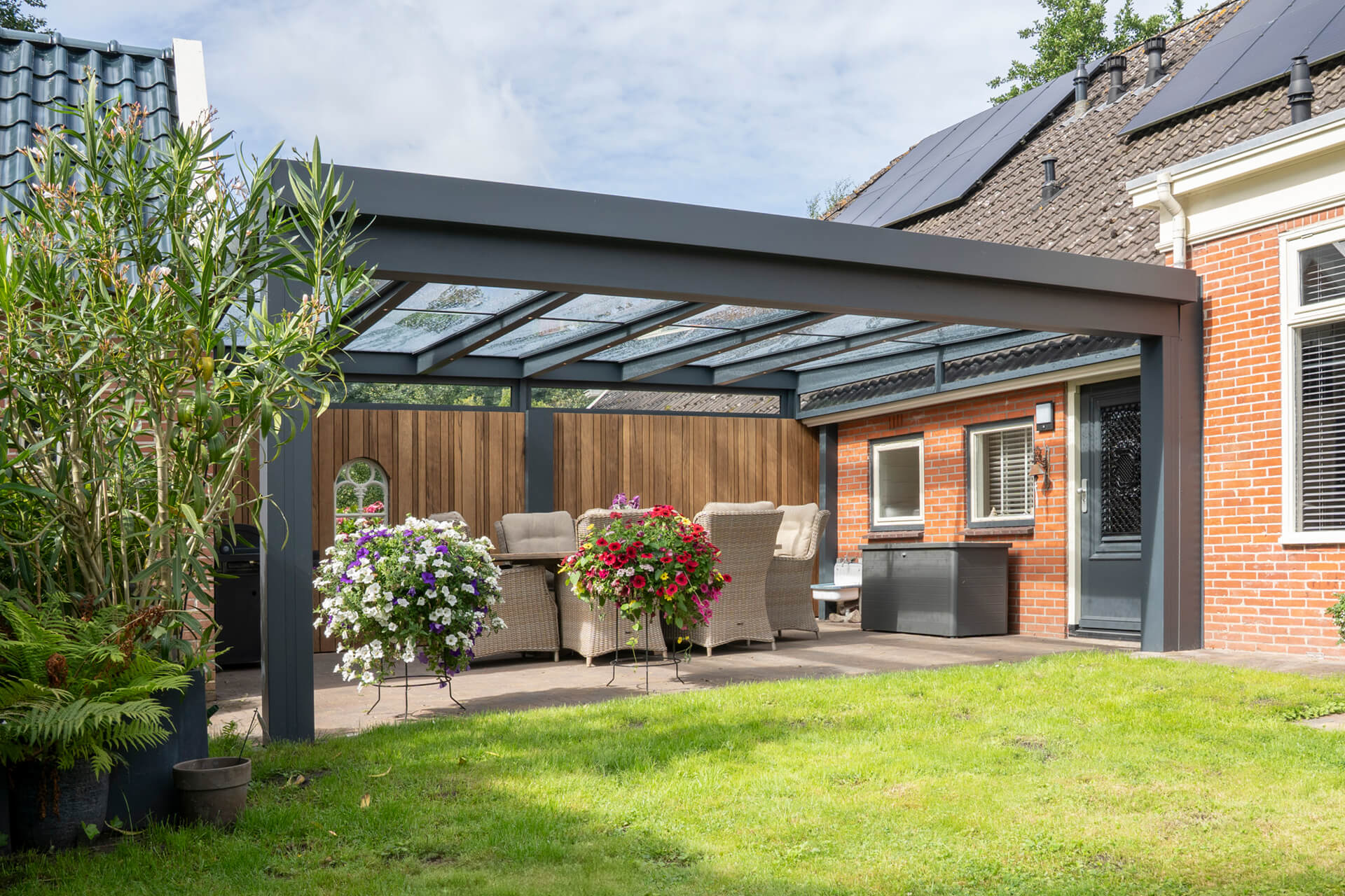 aluminium-veranda-vlak-dak-flatroof-inthout-sierconstructies