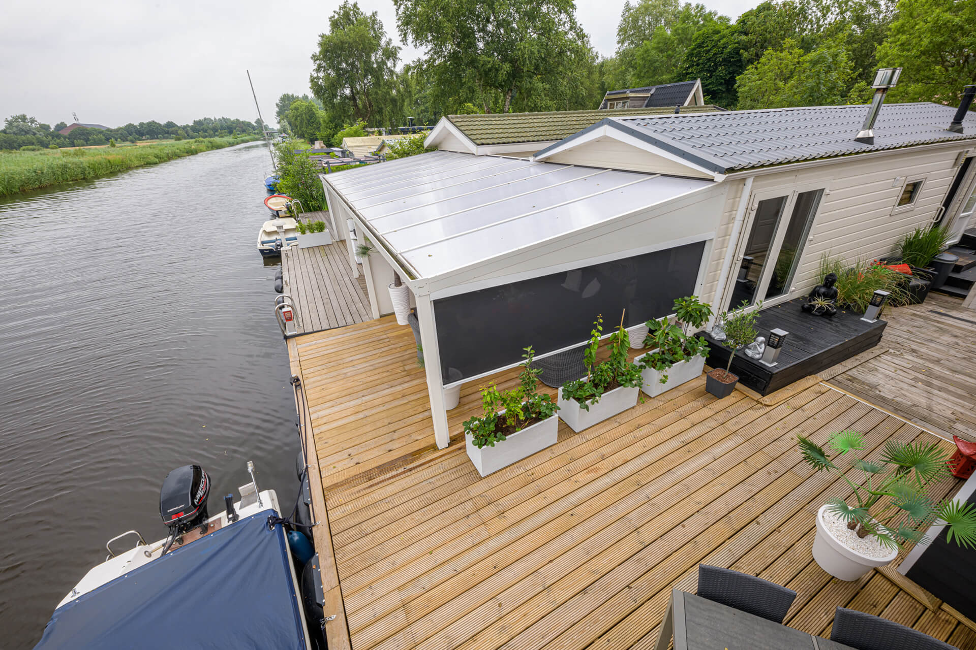 dubbele-veranda-aan-het-water-inthout-sierconstructies-01