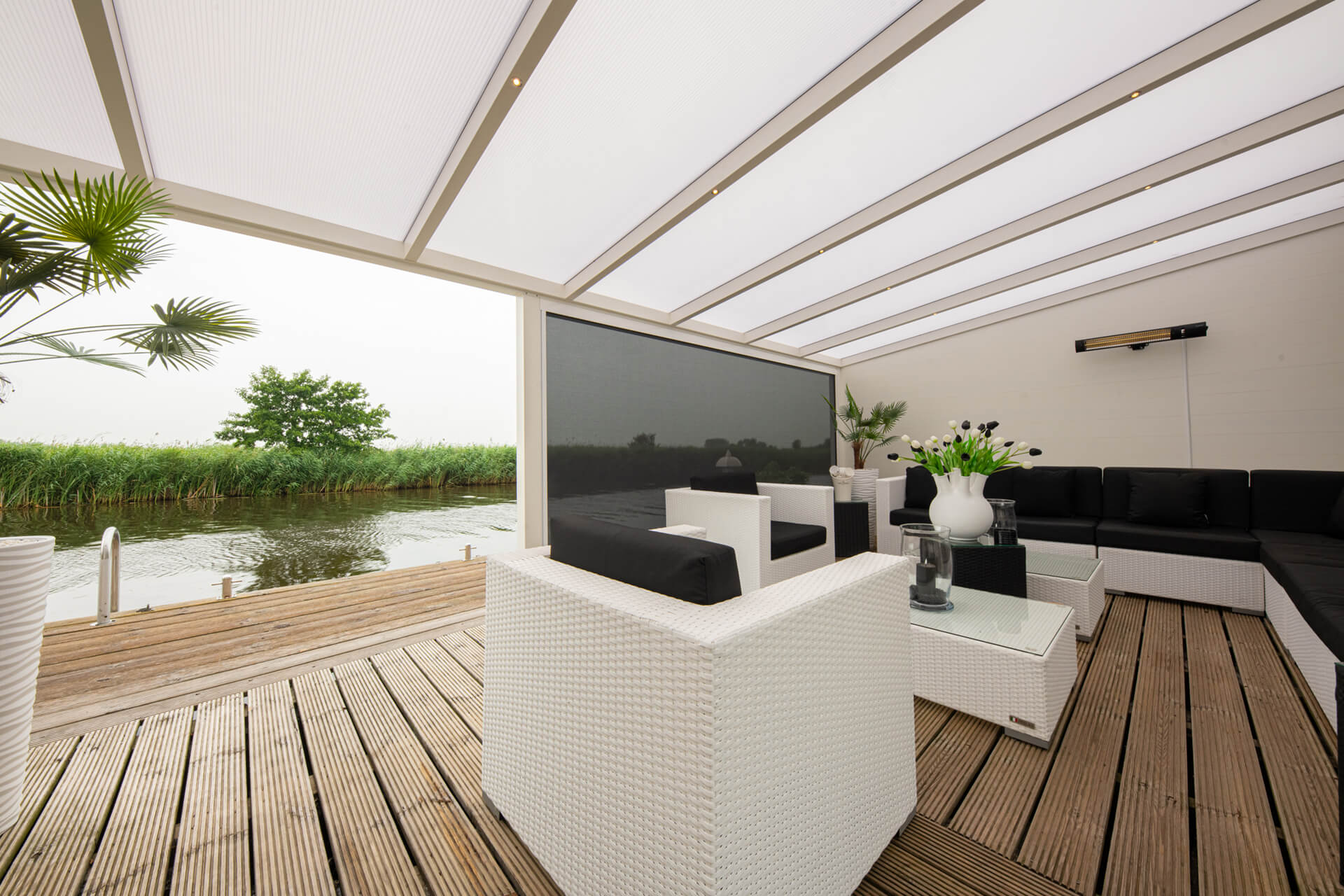 dubbele-veranda-aan-het-water-inthout-sierconstructies-02
