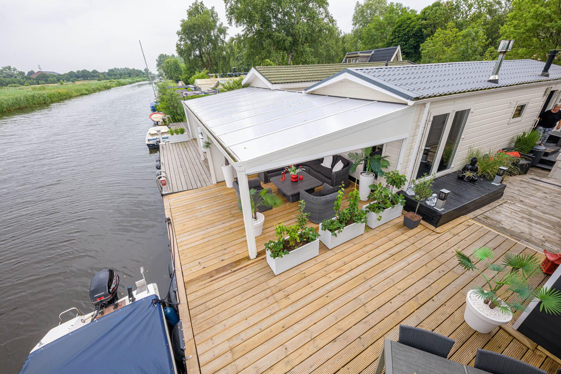 dubbele-veranda-aan-het-water-inthout-sierconstructies-03