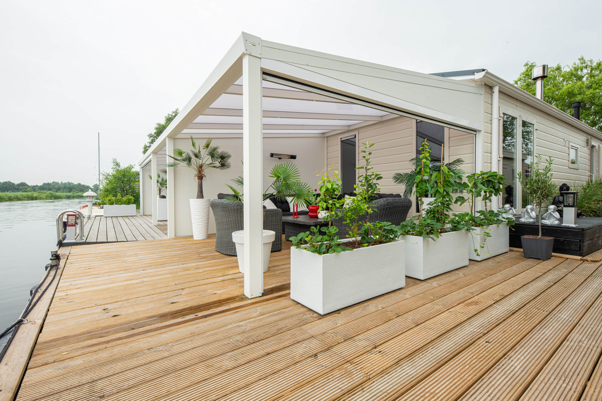 dubbele-veranda-aan-het-water-inthout-sierconstructies-04