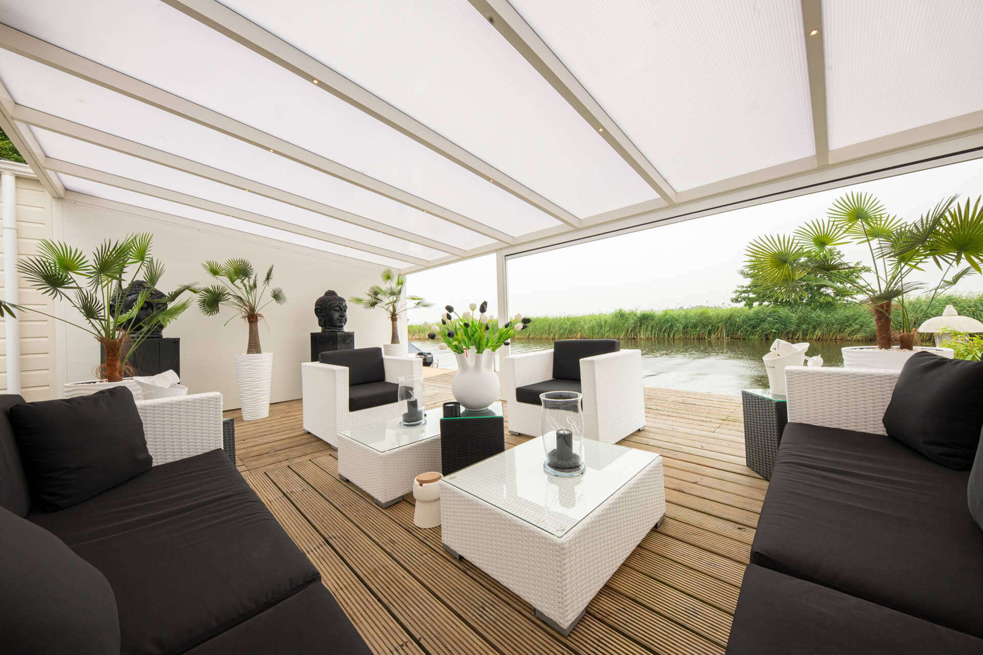 dubbele-veranda-aan-het-water-inthout-sierconstructies-hero