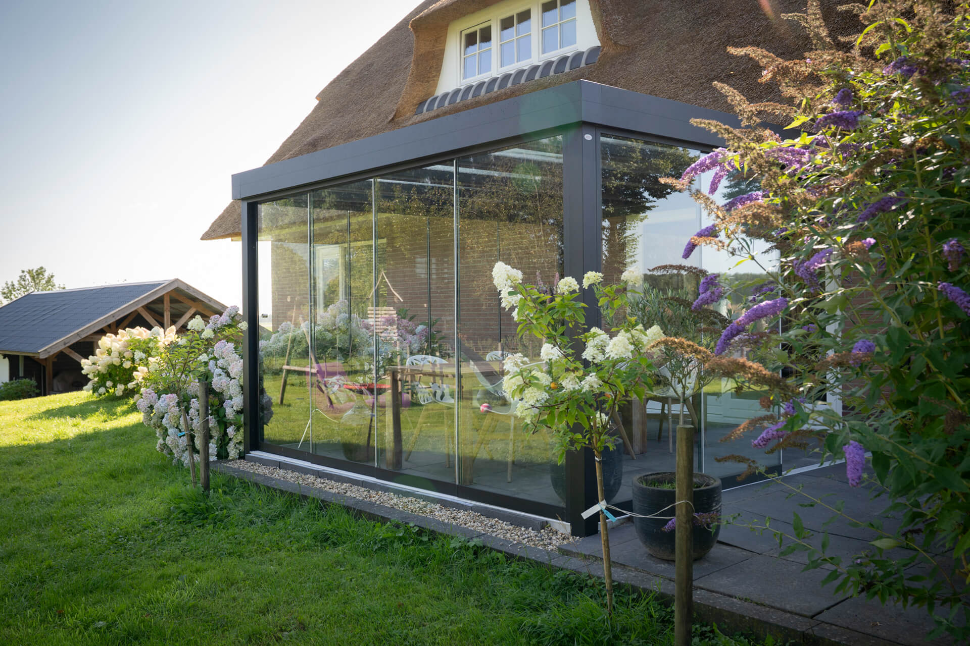 flatroof-tuinkamer-bovendakzonwering-gieten-inthout-sierconstructies-01