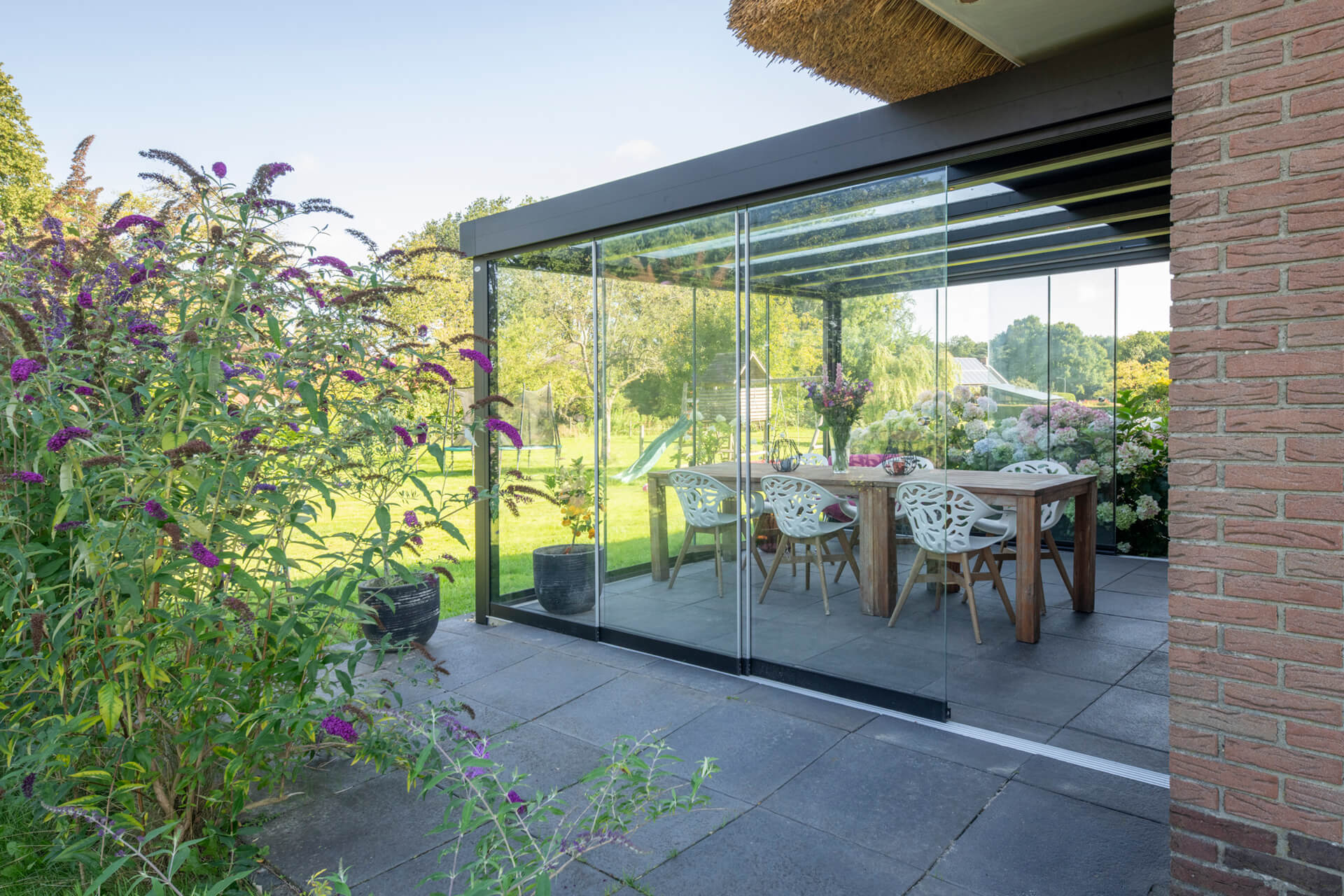 flatroof-tuinkamer-bovendakzonwering-gieten-inthout-sierconstructies-04