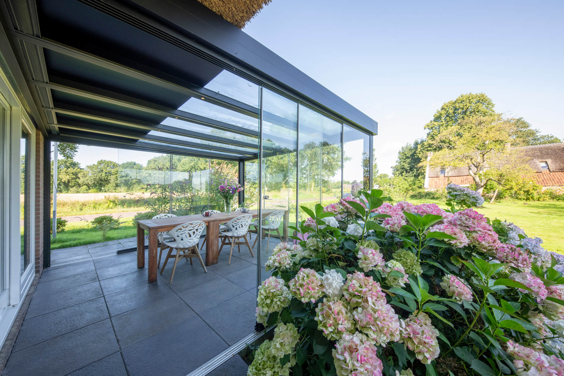 flatroof-tuinkamer-bovendakzonwering-gieten-inthout-sierconstructies-06