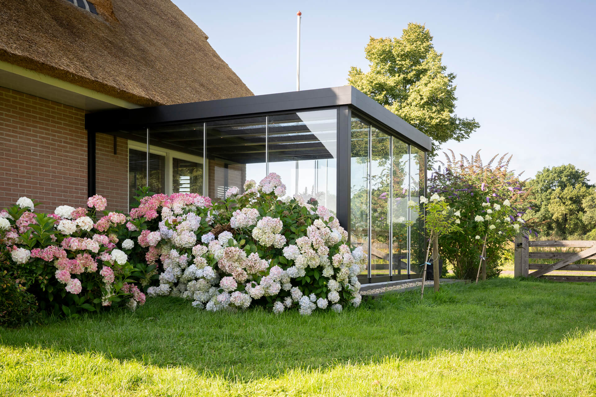 flatroof-tuinkamer-bovendakzonwering-gieten-inthout-sierconstructies-hero