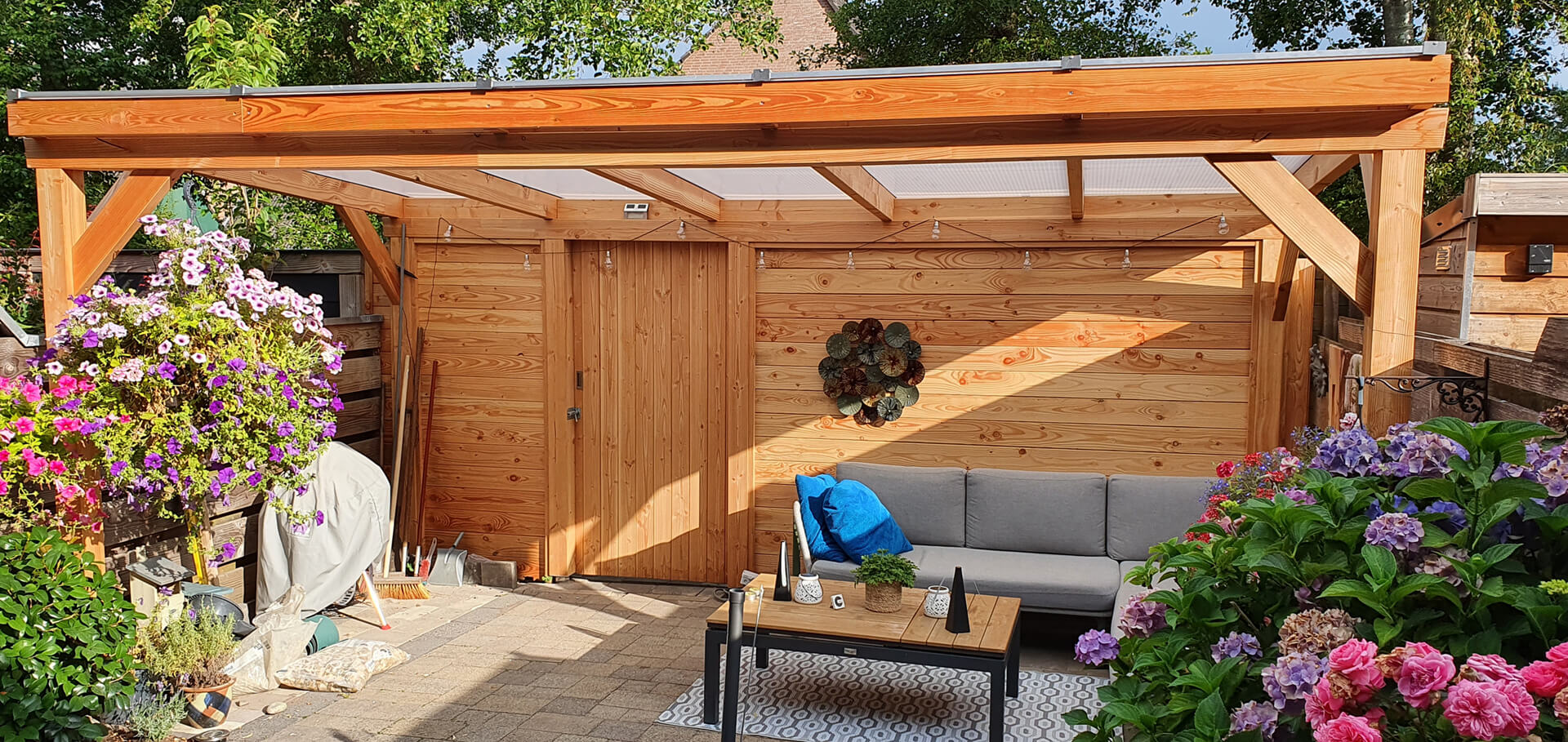 houten-veranda-recht-dak-inthout-sierconstructies