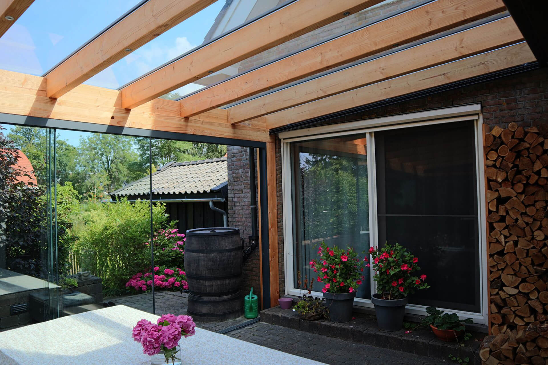 Houten veranda's met schuin dak In 't Hout Sierconstructies