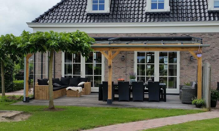 houten-veranda-schuin-dak-inthout-sierconstructies