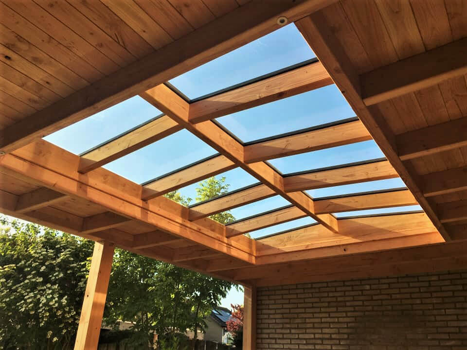 houten-veranda-zadeldak-inthout-sierconstructies
