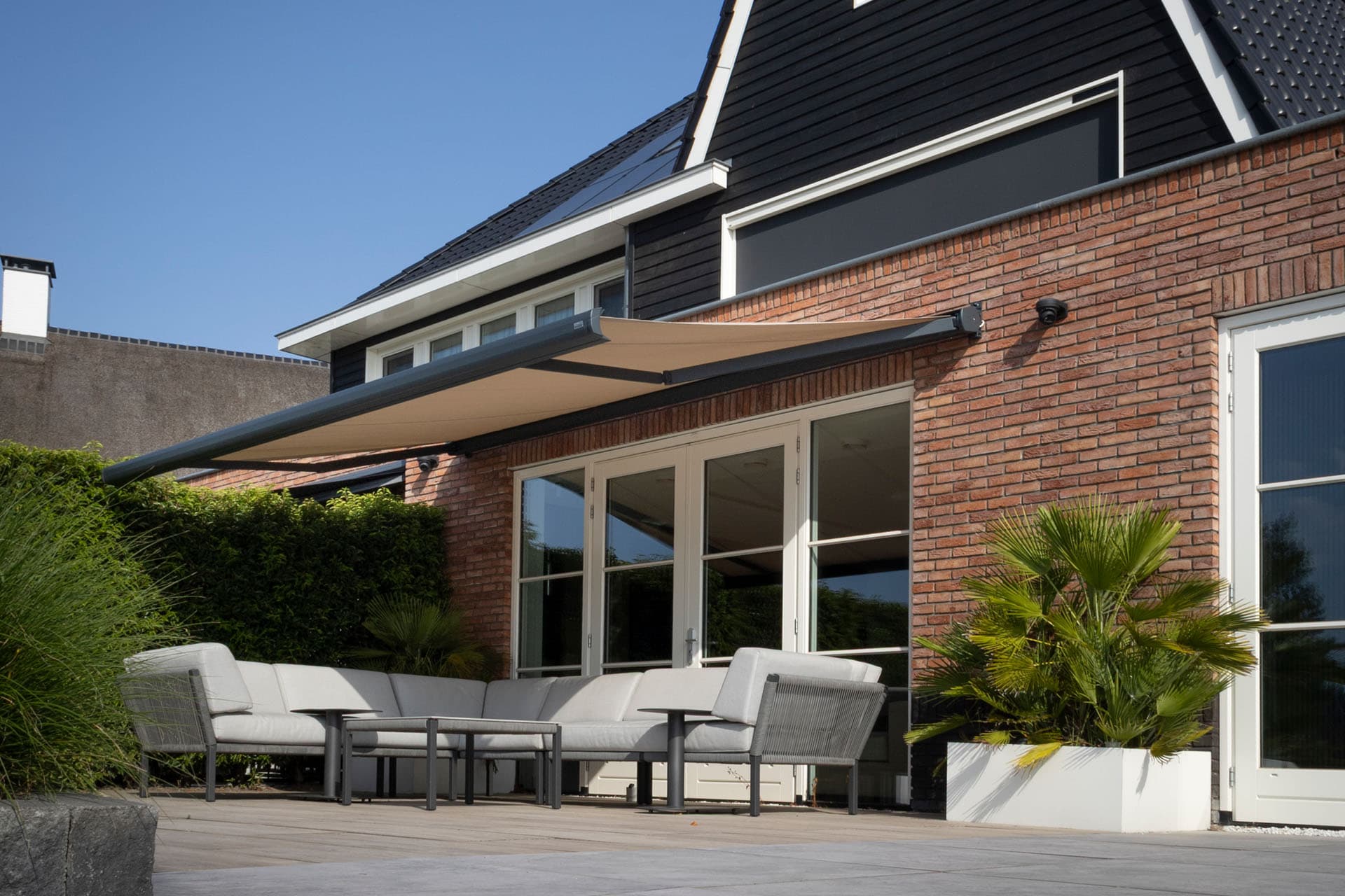 knikarmschermen-sunmaster-inthout-sierconstructies-hero-midden