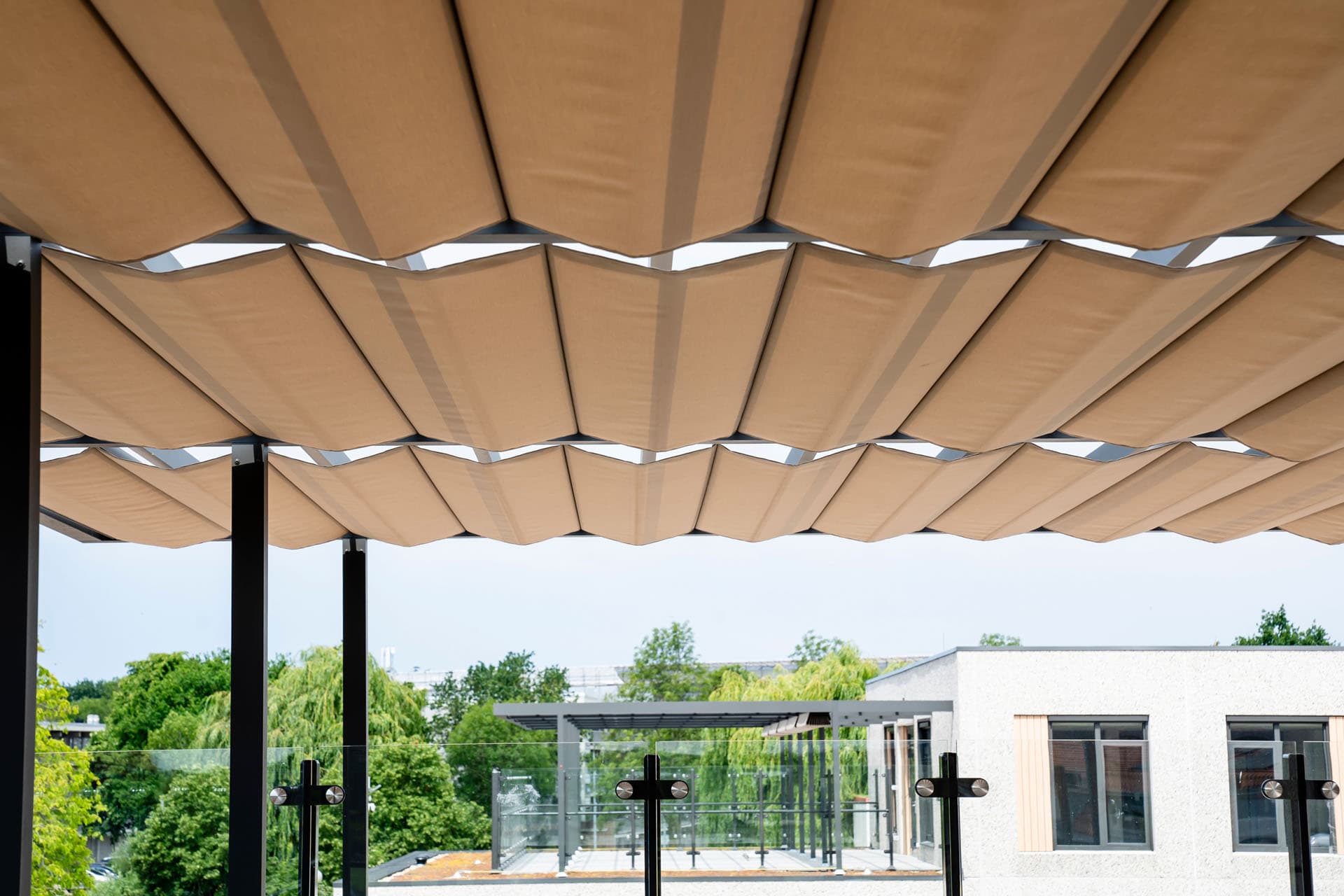 vrijstaande-zonwering-inthout-sierconstructies-1